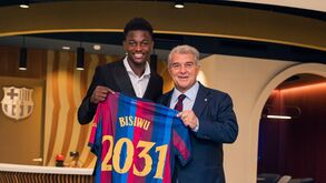 Jesse Bisiwu assina pelo Barcelona até 2031 e é apresentado ao lado do presidente Joan Laporta