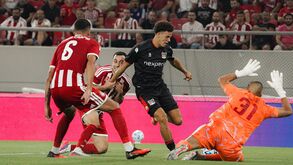 Lance disputado na área dos gregos no Olympiacos-NEC Nijmegen