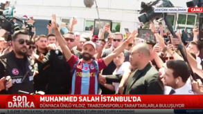 Loucura na chegada do faraó: Salah já aterrou na Turquia e multidão recebe o craque em êxtase