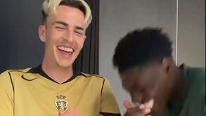 Issa Doumbia e Jesse Derry começam a arranhar o português... e desmacham-se a rir