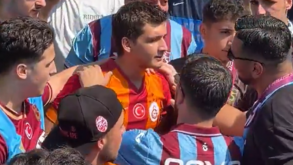 Fã esperava por Salah com camisola do Galatasaray vestida e adeptos do Trabzonspor não perdoaram