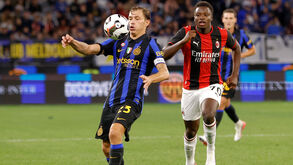 Barella recebe a bola em jogo com o AC Milan