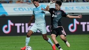 Tijjani Reijnders protege a bola de Lee Gi-hyuk