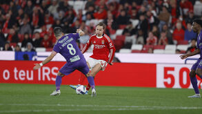 Os jogadores em ação durante o último duelo da temporada transata entre Benfica e Sp. Braga