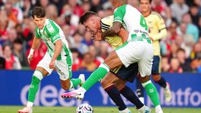Viktor Gyökeres, avançado do Arsenal, é agarrado por Natan, defesa do Betis