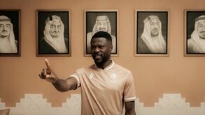 Chancel Mbemba na apresentação pelo Al Diriyah