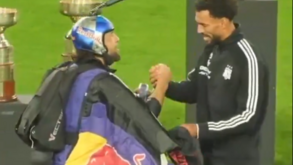 Estádio lotado e a camisola... que veio de paraquedas: a apresentação de loucos de Vozinha no Colo Colo