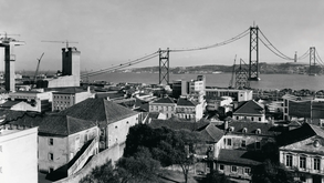 A ainda Ponte sobre o Tejo em 1964, já com as torres icónicas, mas ainda sem a viga de rigidez