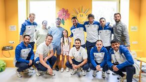 Farioli e a equipa técnica do FC Porto visitaram crianças da ala pediátrica do Hospital de São João