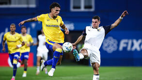 Os jogadores de Estoril e Famalicão em ação