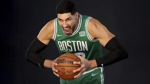 Enes Kanter Freedom numa sessão fotográfica dos Boston Celtics em 2021