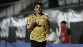 Ioannidis festeja frente ao E. Amadora