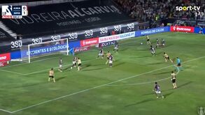 Depois de marcar... Zalazar assiste: uruguaio trabalha bem do lado direito e serve Ioannidis para o 2-0