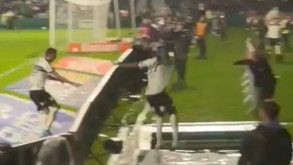 Jogador do Coritiba cai dentro do túnel ao festejar golo