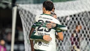 Tiago Cóser celebra o golo frente à Chapecoense abraçado a Josué