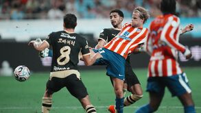 Morten Hjulmand ganha a bola no duelo com Omar Marmoush
