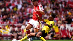 Viktor Gyökeres em duelo com Filippo Mane na Emirates Cup
