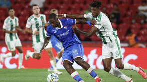 Os jogadores em ação durante o Gil Vicente-Rio Ave
