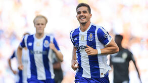André Silva festeja o golo marcado de penálti ao Alverca