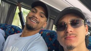 Ronald Araújo ao lado de Darwin Núñez