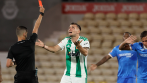 O árbitro mostra o cartão vermelho a um jogador do Rio Ave