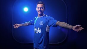 Dwight McNeil na chegada ao Everton