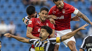 Os jogadores em ação durante o Santa Clara-Nacional