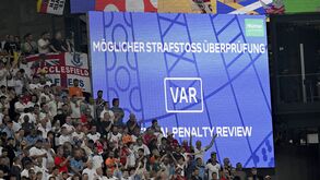 Adeptos ingleses esperam pela decisão do VAR em Dortmund, no Holanda-Inglaterra do Euro'2024