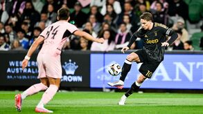 Kenan Yildiz domina a bola sob o olhar de Tommaso Cassandro, em Perth
