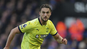 Taylor Harwood-Bellis em ação pelo Southampton