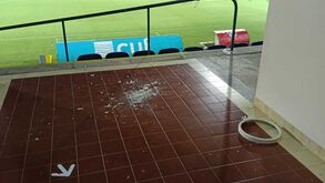 Queda de lâmpada no final do Santa Clara-Nacional provoca dois feridos