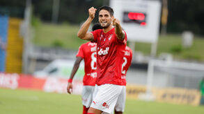 Gonçalo Paciência festeja um dos dois golos marcados ao Nacional 