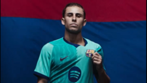 Barcelona apresenta novo equipamento inspirado nos anos 90