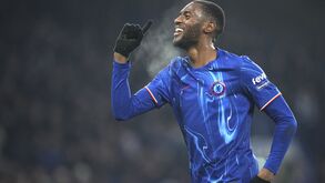 Tosin Adarabioyo celebra golo pelo Chelsea frente ao Morecambe