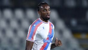 Mofe Jemide em ação pelo Crystal Palace