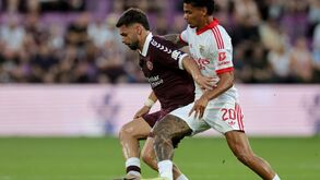 Cláudio Braga disputa a bola com Richard Ríos durante o Hearts-Benfica