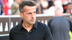 Marco Silva reage junto ao banco de suplentes do Benfica