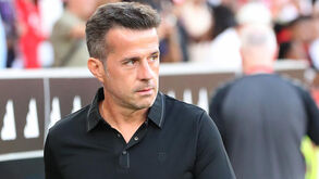Marco Silva reage junto ao banco de suplentes do Benfica