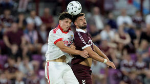 Manu e Cláudio Braga disputam a bola durante o Hearts-Benfica