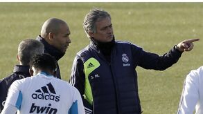 Mourinho aponta e fala com jogadores do Real Madrid num treino