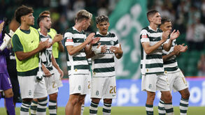 Jogadores do Sporting aplaudem os adeptos após o jogo com o V. Guimarães