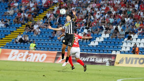 Léo Santos em ação no jogo com o Santa Clara