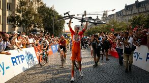 Ciclista Rui Oliveira festeja primeira vitória com família e amigos na Avenida dos Aliados
