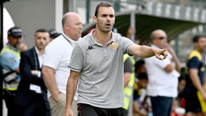 João Gião dá indicações durante o encontro com o Estoril