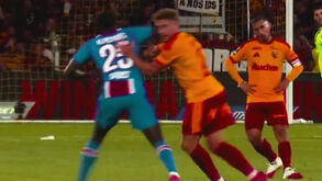 O lance da expulsão de Nuno Mendes no Lens-PSG: lateral português deu cotovelada na cara de um adversário