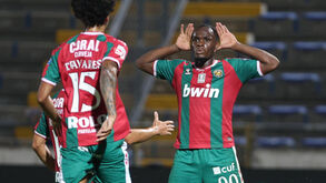 Maurice Boakye (à dir.) fez o golo da vitória 