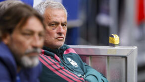 José Mourinho tranquilo junto ao banco de suplentes do Real Madrid