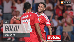 Rafa aproveitou o erro de Rochinha e fez assim o 2-0 para o Benfica em Rio Maior