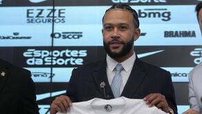 Corinthians volta atrás e renova com Memphis Depay