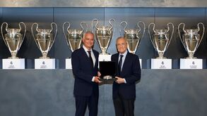 José Mourinho apresentado no Real Madrid... numa cerimónia atípica: «Sou madridista. É o voltar a casa»